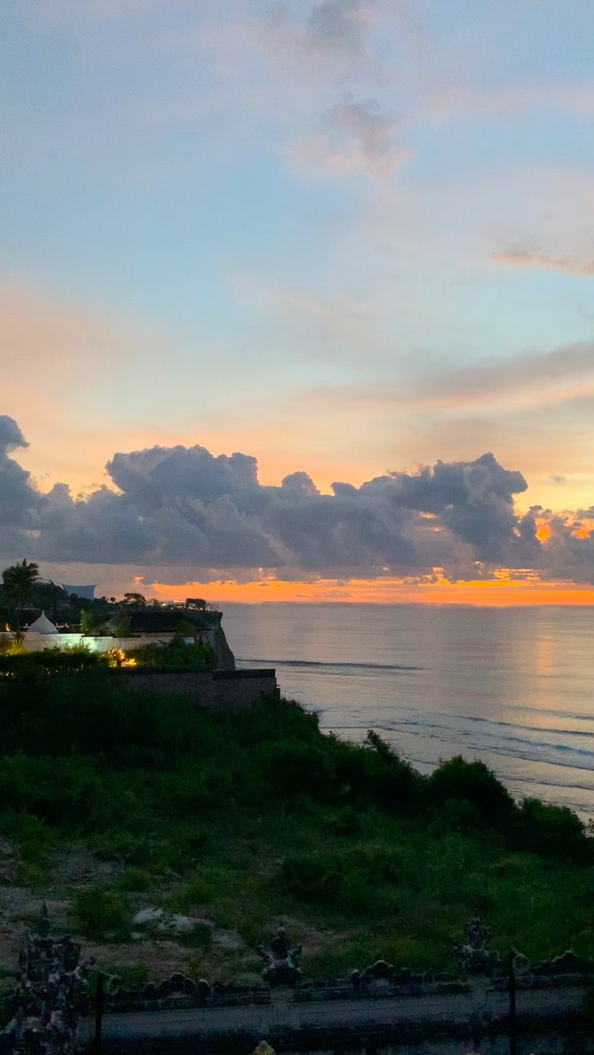 Этот волшебный закат я снял на Uluwatu Beach который находиться на острове Бали, что в Индонезии
