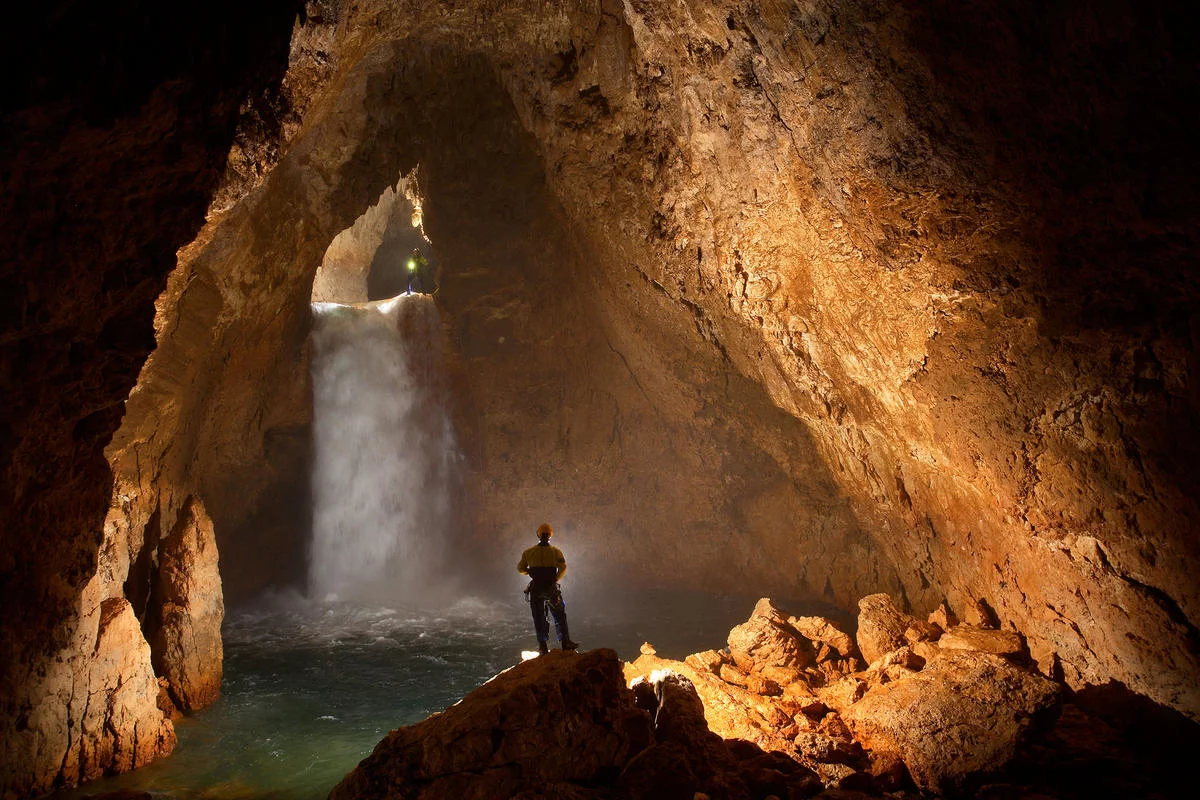 Пещера малл. Пещера Крубера в Абхазии. Пещера Гуфр Берже. Пещера Крубера-Воронья. Пещера Крубера-Воронья в Абхазии.