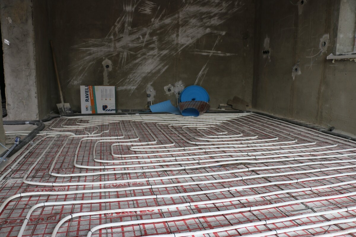 Пример неграмотно смонтированного теплого пола. Здесь в качестве теплоизоляции используется только "подложка" для теплого пола 