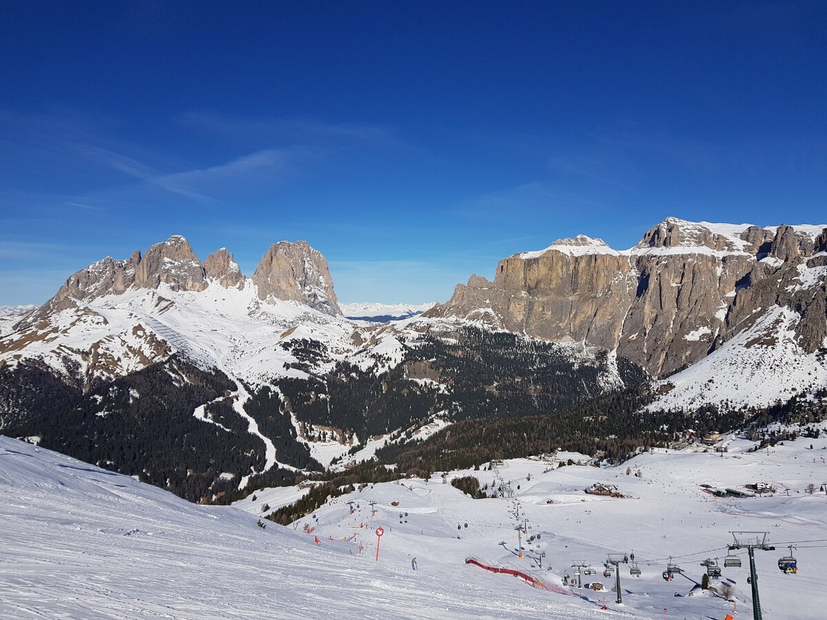 Горный массив Sella со знаменитой Селла Рондой внизу