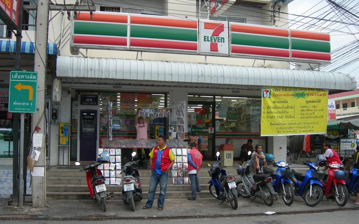 Популярная сеть магазинов в Паттайе - "7 Eleven".