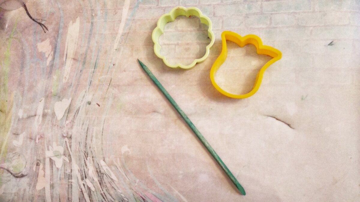 Выбираем формочку цветочек или обрезаем с малышом пластмассовым ножом