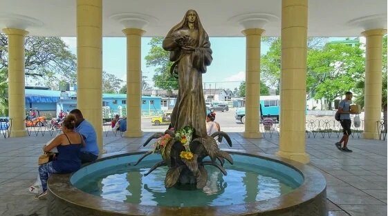 Мадонна- дель- Камино -Люди которые, разговаривают с ней, ставят ей свечи и цветы.