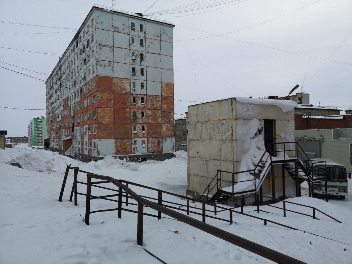 Город в Арктике, где снегоходы отбивают места на парковках у автомобилей. Кто же победит?