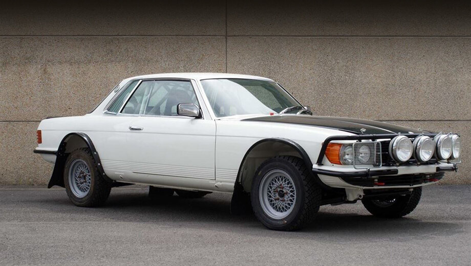 К знакомому облику купе SLC добавлены особые штрихи: раллийный свет на носу, колёсные диски BBS monobloc rally, каркас безопасности в салоне, раллийные замки на капоте и крышке багажника.