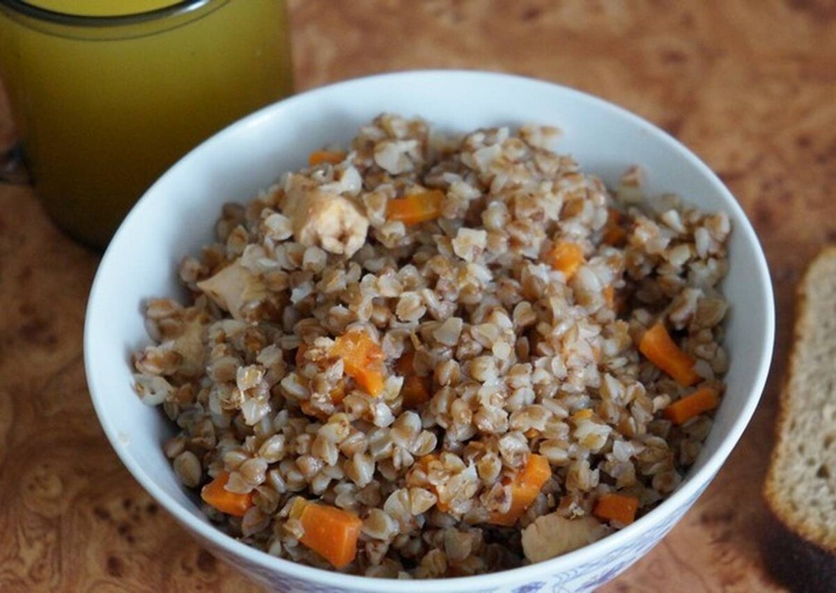 Гречка с куриным филе на сковороде. Гречка с курицей. Гречневая каша с курицей. Гречка с курицей и морковью. Гречка с курочкой.