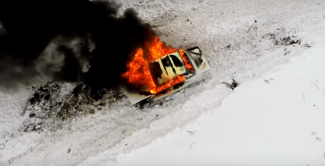 Реальный тест! Что будет если стрелять в бензобак автомобиля и в ДВС ...