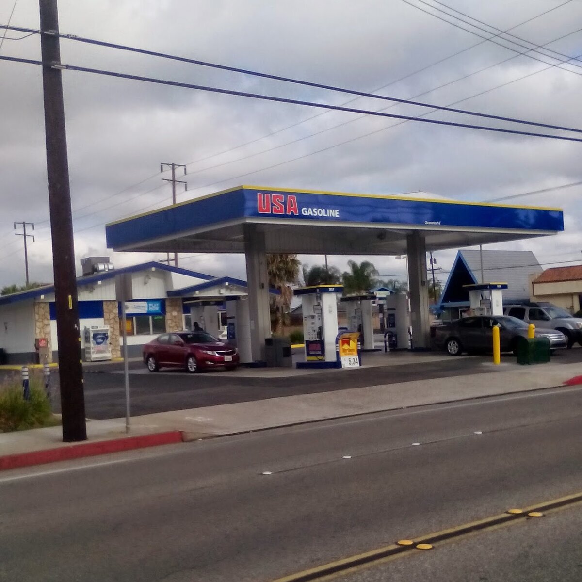 Фото заправки на которой цена бензина уже достигла значения 23 рубля за литр.