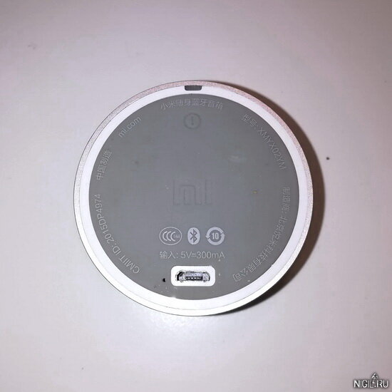 Задняя стенка колонки Mi Bluetooth Speaker Mini с miniUSB входом для подзарядки