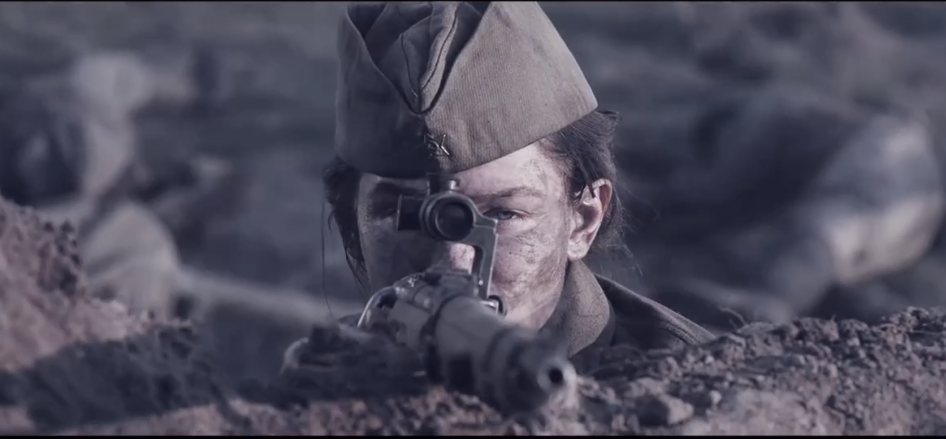 Павличенко  стреляет в мехвода. Кадр из фильма