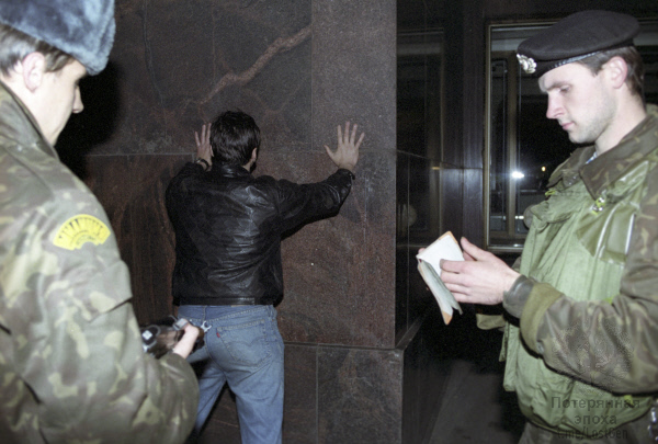 В 1993 году в связи с событиями конституционного кризиса в Москве был введен комендантский час в период с 23 вечера и до 5 утра.