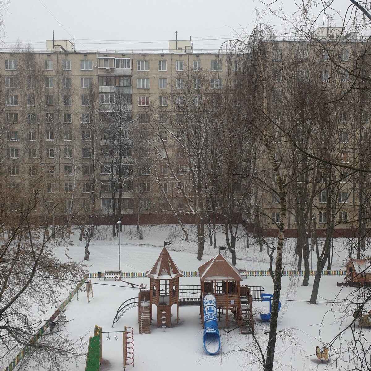 Из моего окна видно детскую площадку и могу сказать на ней действительно перестали гулять в отличие от выходных дней. 
