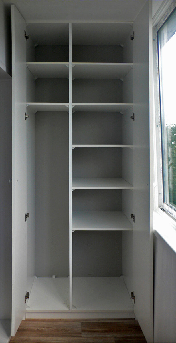 Здесь удобно хранить гладильную доску, утюг. На полках все для посадки цветов или редко используемую посуду для гостей. 