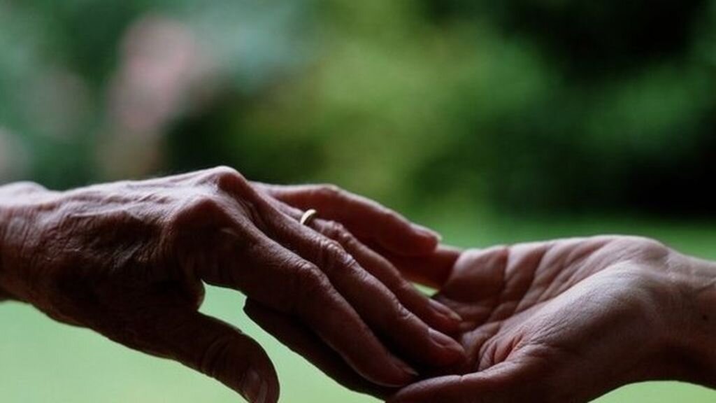 Руки эстетика. Рука помощи. Протянутая рука помощи. Promise help. Друзья добро.