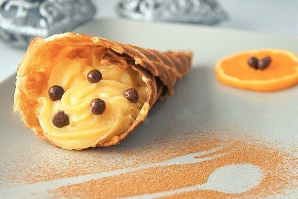 Очень вкусный мандариновый заварной крем можно подавать как отдельный десерт или использовать для пропитки тортов, пирожных, украшать им маффины или наполнять мандариновым кремом вафли. Ингредиенты:

Сахар-песок — 250 г
Свежевыжатый мандариновый сок — 100 мл
Сливочное масло — 70 г
Яйца — 1 шт.
Цедра мандарина, апельсина (по желанию) — по вкусу

Приготовление:

1. Сахарный песок добавить в сотейник. Цедру натереть на мелкой тёрке, добавить в сахарный песок и тщательно перетереть ее с сахаром. Дать постоять 10-30 минут (будет более насыщенный цитрусовый вкус).
2. Добавить мандариновый сок, перемешать. Добавить яйцо и взбить венчиком полученную смесь.
3. Поставить крем на средний огонь, добавлять небольшими порциями масло. Готовить крем при постоянном помешивании до загустения (около 10-15 минут). Крем должен получиться "средней" густоты.
4. Крем остудить. Если вы используете крем для пропитки торта или пирожных, то лучше его применять, когда он достигнет комнатной температуры. Если вы хотите использовать крем с помощью кондитерского шприца, то его нужно отправить в холодильник не менее, чем на 3 часа.

Приятного аппетита!
