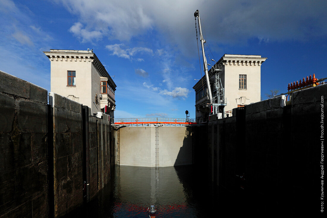 Gate шлюз. Ворота шлюза. Углич дамба и шлюз. Gate шлюз. Угличская гэс шлюз.