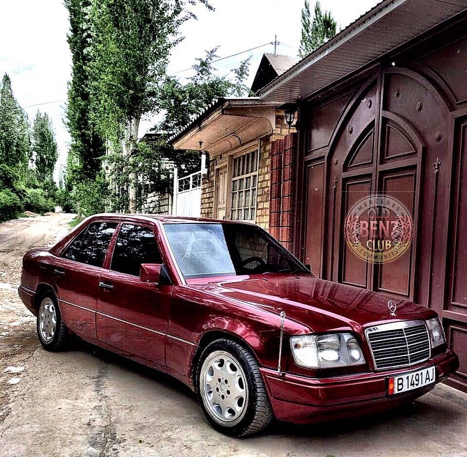 Чем хорош W124 Появился W124 вместе со своими собратьями – универсалом S124 и купе C124 – в 1984 году. Для ценителей старого «лампового» дизайна серий W123/W116 он выглядел крайне непривычно. А уж конструкция кузова и подвесок тем более оказалась революционной. Крайне удачная задняя многорычажная подвеска с W201 нашла себе применение и тут: спереди ради компактности применили МакФерсон. А сам кузов был скроен по новым шаблонам – в расчете на беспрецедентно высокие требования к пассивной безопасности и комфорт.
Конечно же, машина стала больше предшественника. Дистанцируясь от компактного W201, она задала новый стандарт размеров в Е-классе. Прямые лонжероны и тщательно просчитанные зоны деформации, усиливающие вставки в дверях, приборной панели, травмобезопасная рулевая колонка и более мощные стойки крыши сделали кузов прочным и очень безопасным при любой аварии. Ну а система капсулирования моторного отсека надежно отсекала звуки двигателя от пассажиров в салоне.
Высоких технологий тоже хватало: двусторонний климат-контроль, электроприводы всего, а у сидений еще и с памятью, отличная музыка, полный привод, гидропневматическая система поддержания уровня кузова, «однорукий» дворник, электронный впрыск, дизели с турбонаддувом, АБС, система контроля тяги, а у E500 – мощный V8 под капотом.
Этапы развития Мерседеса 124
Mercedes benz в период с 1984-1996 создал целую серию 124 автомобилей и все они имели успех. W124 был в кузове седан и предназначался для смены не менее популярного W123. Mercedes C124 － автомобиль в кузове купе. А 124 － кабриолет.
S124 производился в кузове универсал. Его выпуск был самым долгим. В 1996 г с конвейера сошел последний автомобиль мерседес S124, тем самым завершив производство линейке 124－ых.
Однако, в Индии из готовых машинных комплектующих W124 продолжали собирать E220 и Е250 Дизель вплоть до 1997 г.
