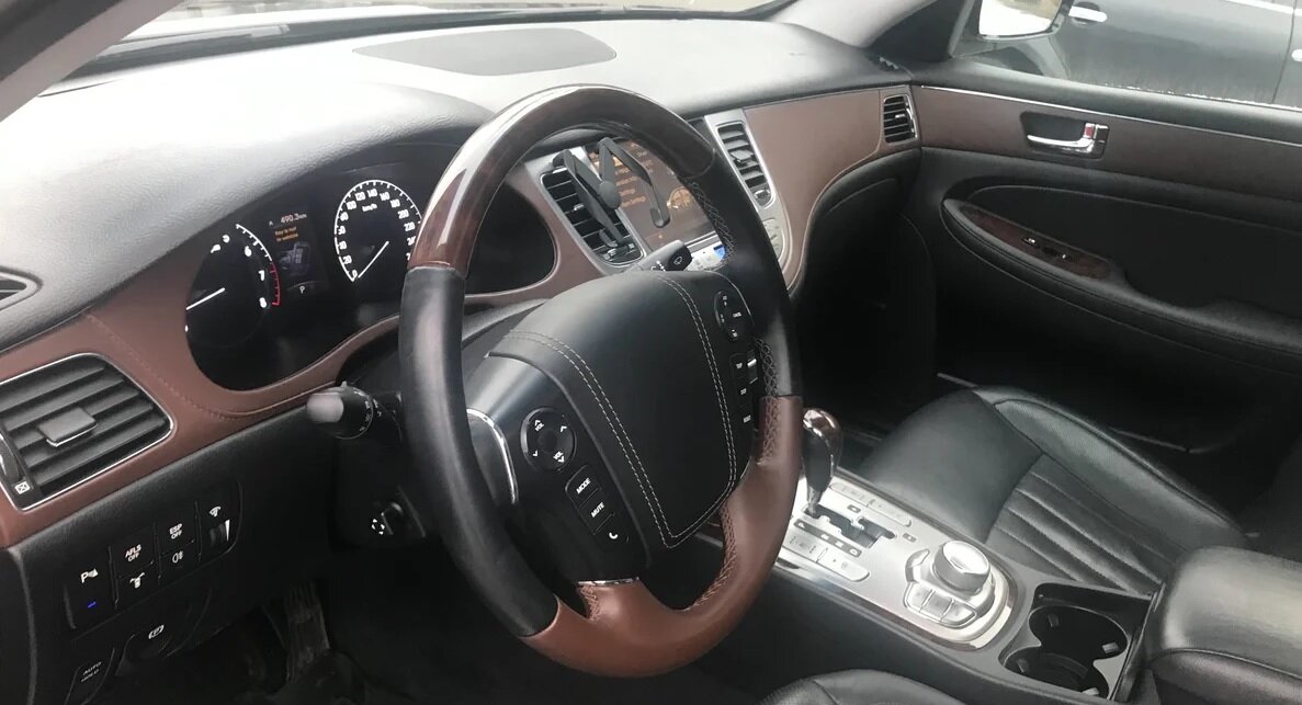 Вам нравится салон? Это вполне себе "премиум" - с дорогими материалами отделки и респектабельной архитектурой передней панели.