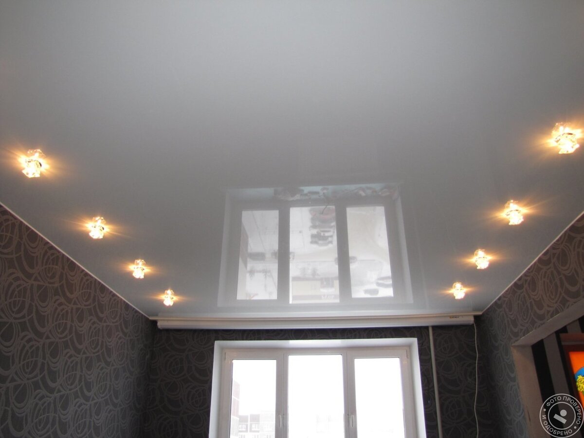 одноуровневый потолок с 4-мя углами