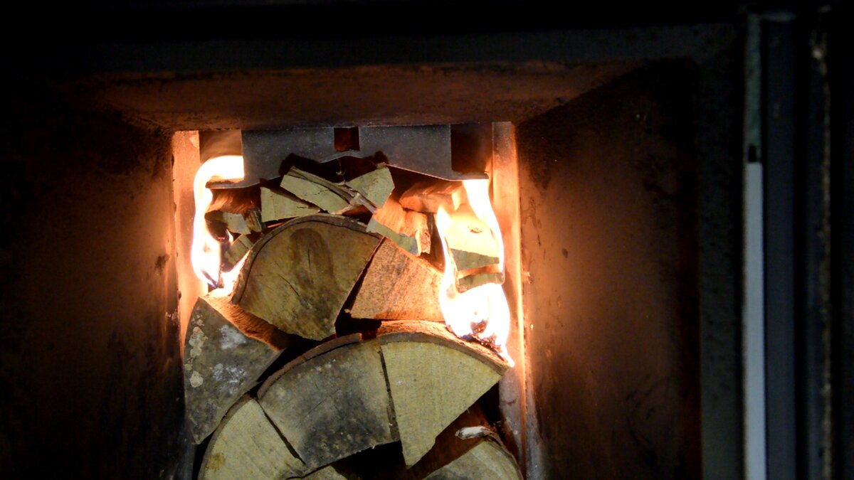 Сначала из полена должна выйти влага и древесина должна нагреться до 100-150 град.