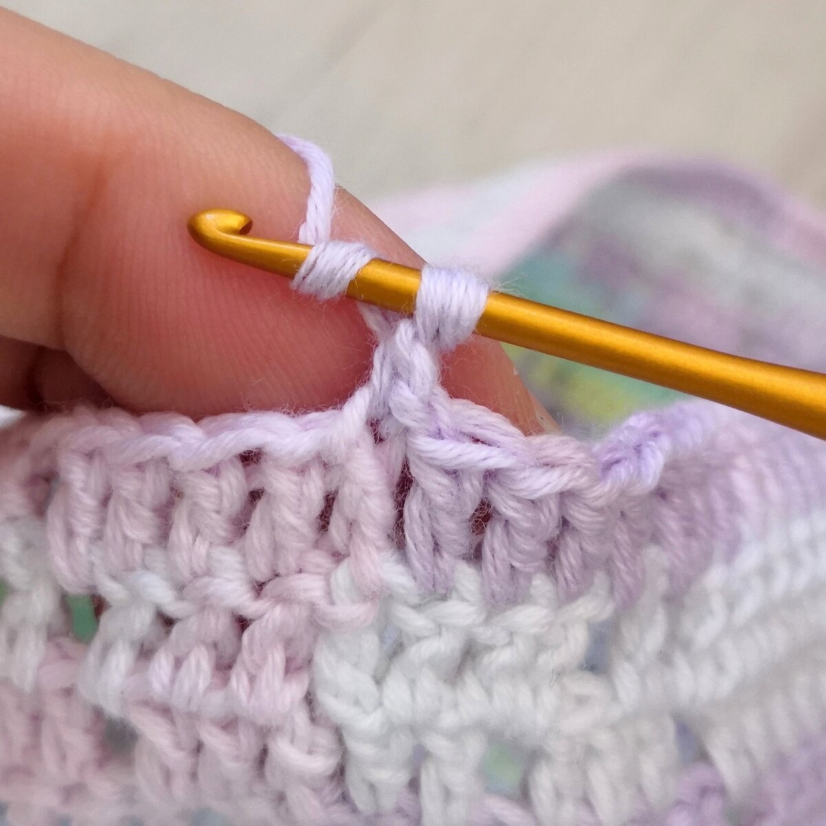 прямые ряды крючком. вязание крючком столбик без накида 3 ряд. крючки в ряд. столбик с накидом подъем. прибавление петель в конце ряда.