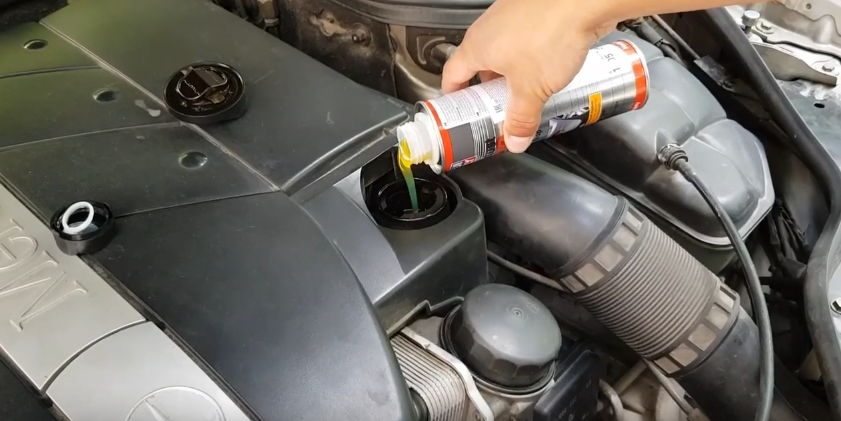 Заливаем два флакона.