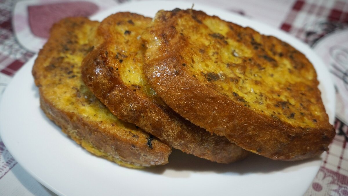 гренки из белого хлеба. жареный хлеб. гренки из белого хлеба в духовке рецепт. гренки из белого хлеба в духовке рецепт. гренки из багета.