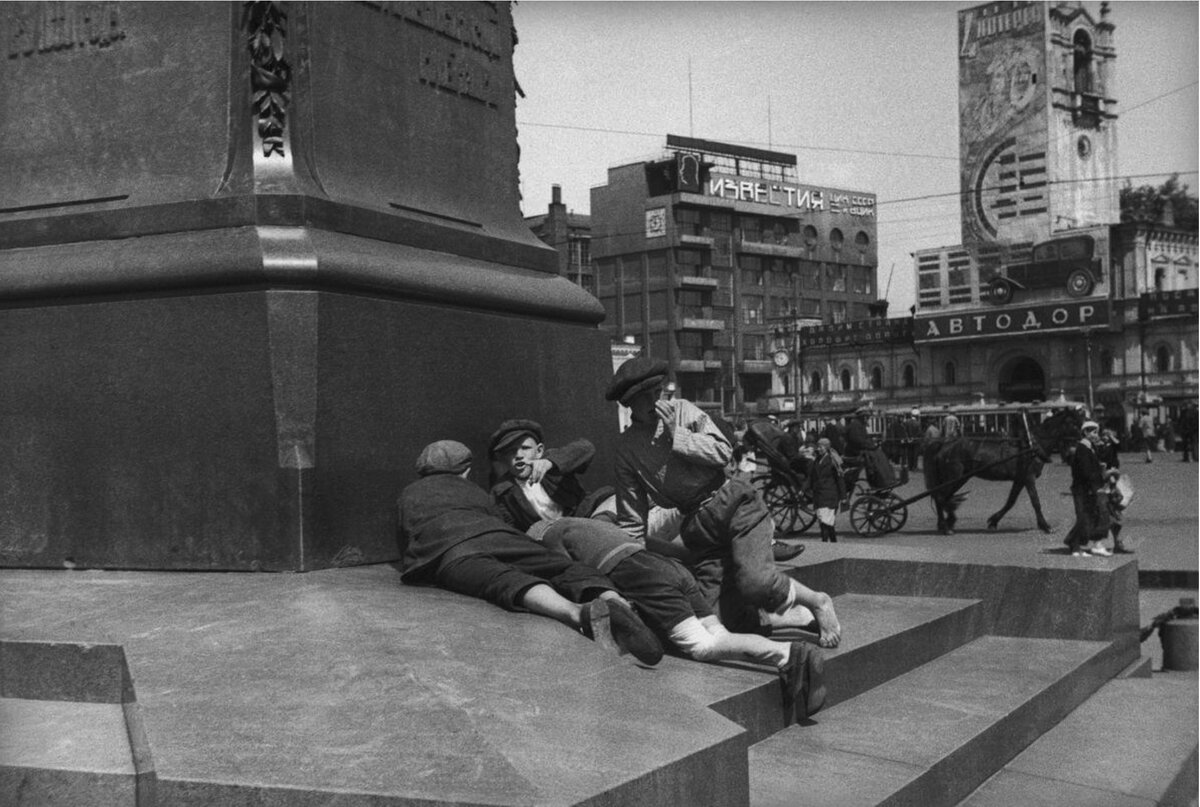 Купания нудистов у храма Христа Спасителя, Москва, 1929 год. Как много можно почерпнуть из старых фотографий.