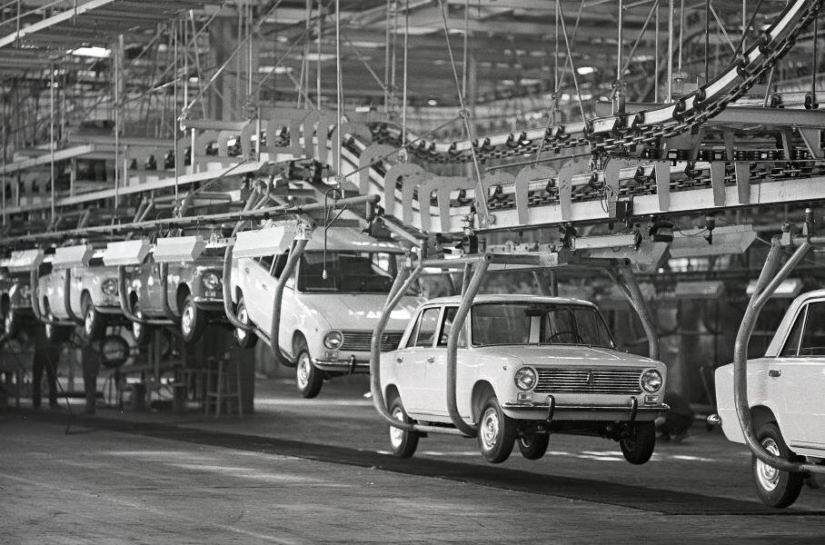 16 августа 1966 года в Москве в рамках научно-технического сотрудничества в области разработки легковых автомобилей состоялось подписание соглашения между итальянской компанией FIAT и советским Внешторгом.