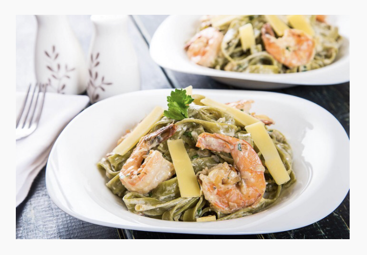 Паста, пожалуй самая распространенная еда не только в Италии но и в других странах. Предлагаю Вам на пробу простой в приготовлении рецептик пасты с креветками.  Итак приступим. 
