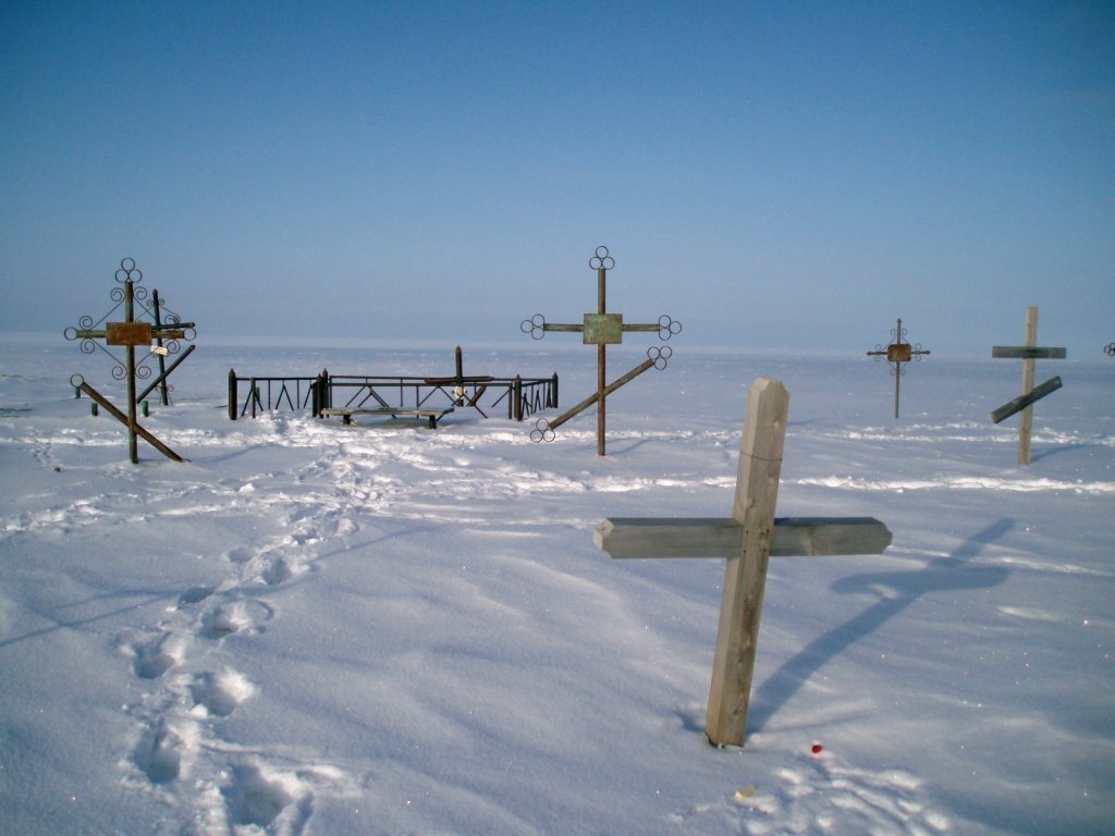 Небольшое кладбище зимой...