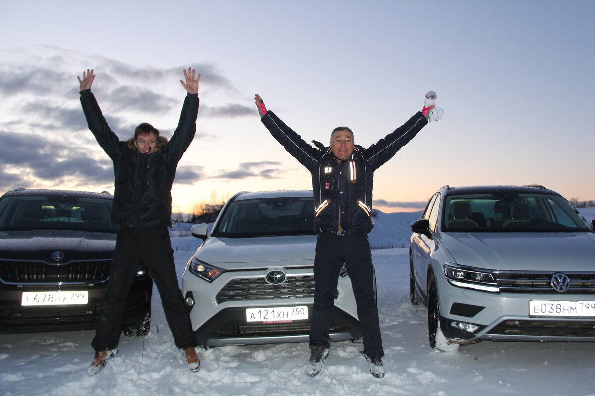 Кто-то может сказать, что новый РАВ 4 надо было сравнивать с кроссовером  от Шкода, но здесь есть принципиальное различие: у Кодиака может быть 7  мест в салоне, а в РАВ 4 - нет. По длине колёсной базы РАВ 4 всего на 9  мм превосходит Tiguan и уступает 100 мм Шкоде. К тому же VW внутри  оказался немного больше чем снаружи. 