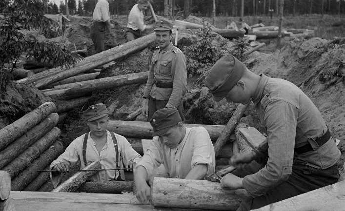 Финские солдаты возводят оборонительные сооружения в Карелии, 1944 год