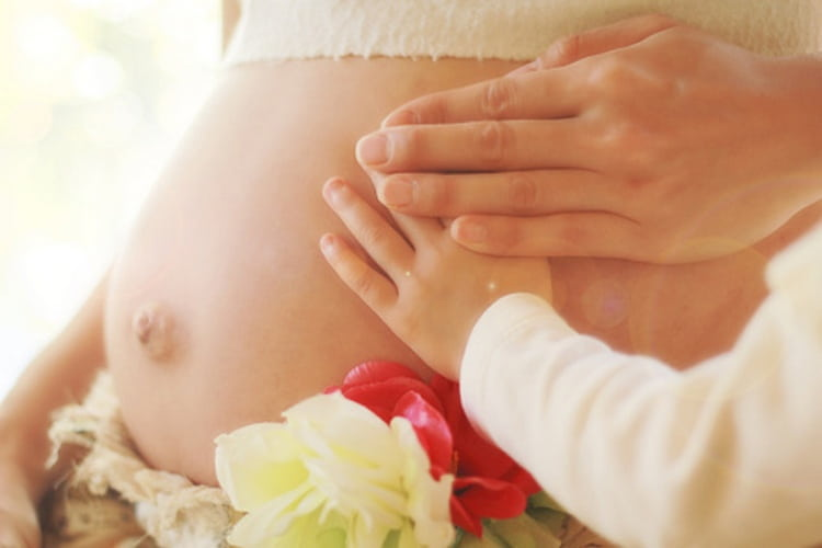 Первые шевеления при беременности форум. Ребёнок шевелится в животе. Беременные ребенок пинается.