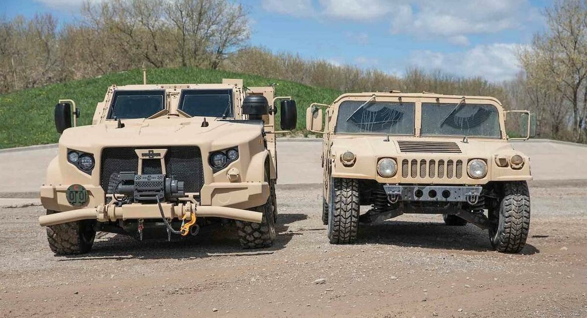 Автомобили JLTV (слева) и «Хамви» (справа)