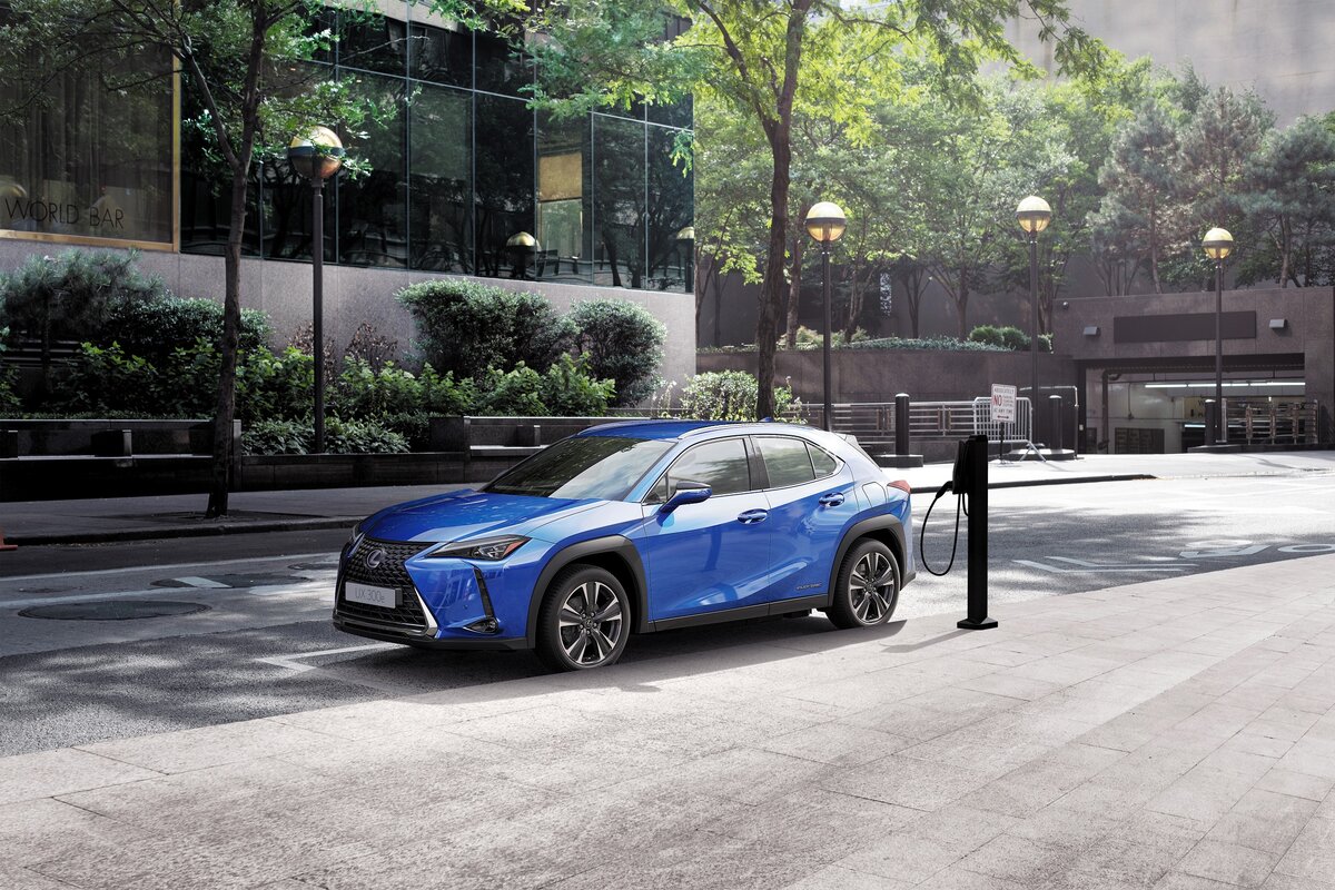 Lexus объявил, что выведет к концу 2020 года на некоторые европейские рынки свой первый электромобиль. Городской кроссовер UX 300e приводится в движение электродвигателем мощностью 204 лошадиные силы.