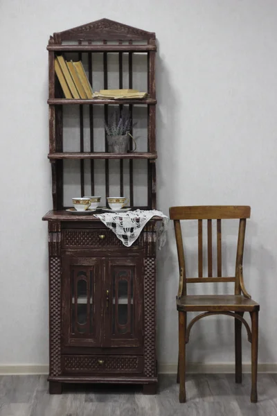 Старая этажерка 50-х годов. Хорошо сохранилась.