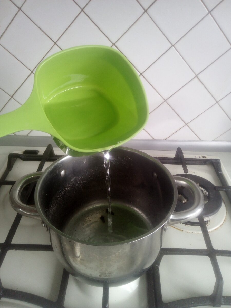 Добавляем  душистый  и  черный  перец,  гвоздику,  лавровый  лист, доводим  до  кипения