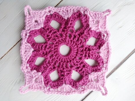 квадратный мотив с цветком