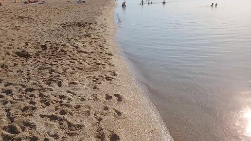 Песчаный пляж, плавный заход в море, идеальное дно без камней и водорослей, чистое море.