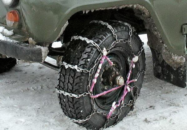 Сама цепочка металлическая, они крепится болтами к синтетической ленте. Ремень хорошо прострочен и зажимается металлическим замком, вероятность того, что цепь слетит или порвется, предельно мала, ее можно отрегулировать по размеру колеса. Подходит для машин не тяжелее 1,3 тонны, колеса которых имеют ширину 185-255 мм.

