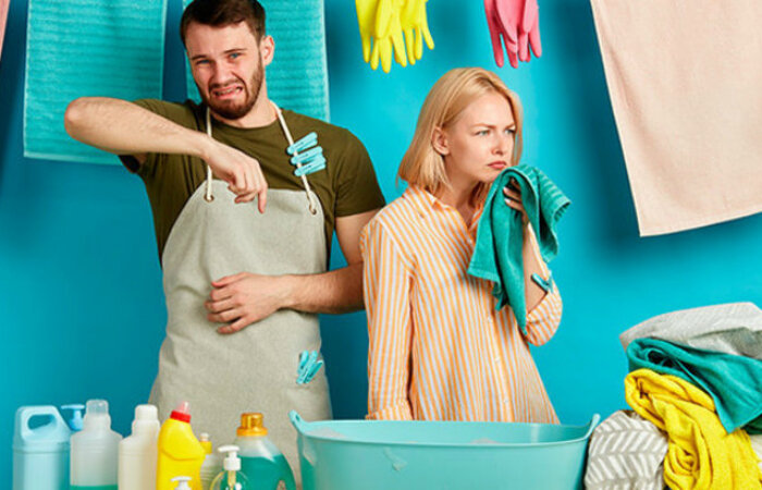  
Эффективные способы, которые помогут освежить одежду без стирки.
Неприятный запах нашего тела, который переносится на одежду, может причинить немалый дискомфорт особенно в летнюю пору. Приходится как можно чаще стирать вещи. Но что делать, если вдруг машинки не оказалось под рукой, да и времени на стирку не хватает. Мы подобрали 7 действенных способов освежить одежду.
