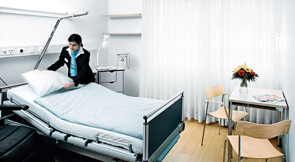 дневной стационар. койки в коридоре больницы. вести приволжье коронавирус больница. есть ли места в больницах. коридор больницы.