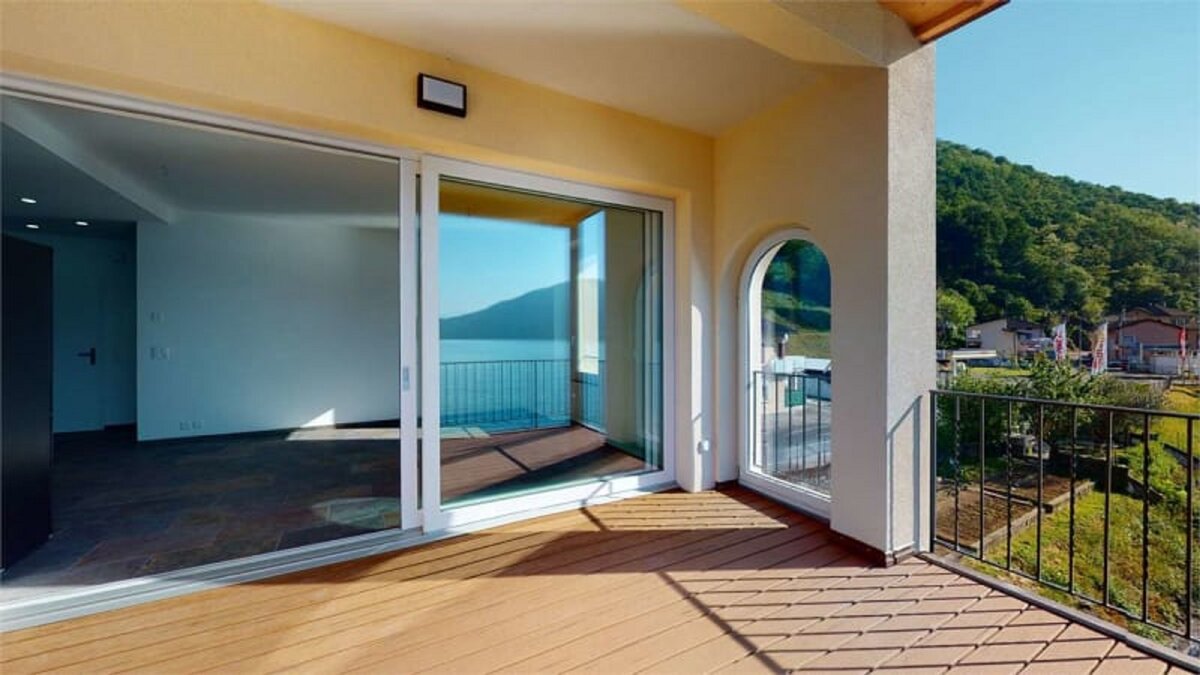 Эти двухспальневые апартаменты в кантоне Тичино с видом на озеро и горы можно арендовать по 1980 франков в месяц (150 тыс. рублей). Еще примерно 180 франков в месяц (15,6 тыс. рублей) уйдет на оплату коммунальных услуг. Аренда одного машиноместа в паркинге обойдется в 80 франков в месяц (6 тыс. рублей).