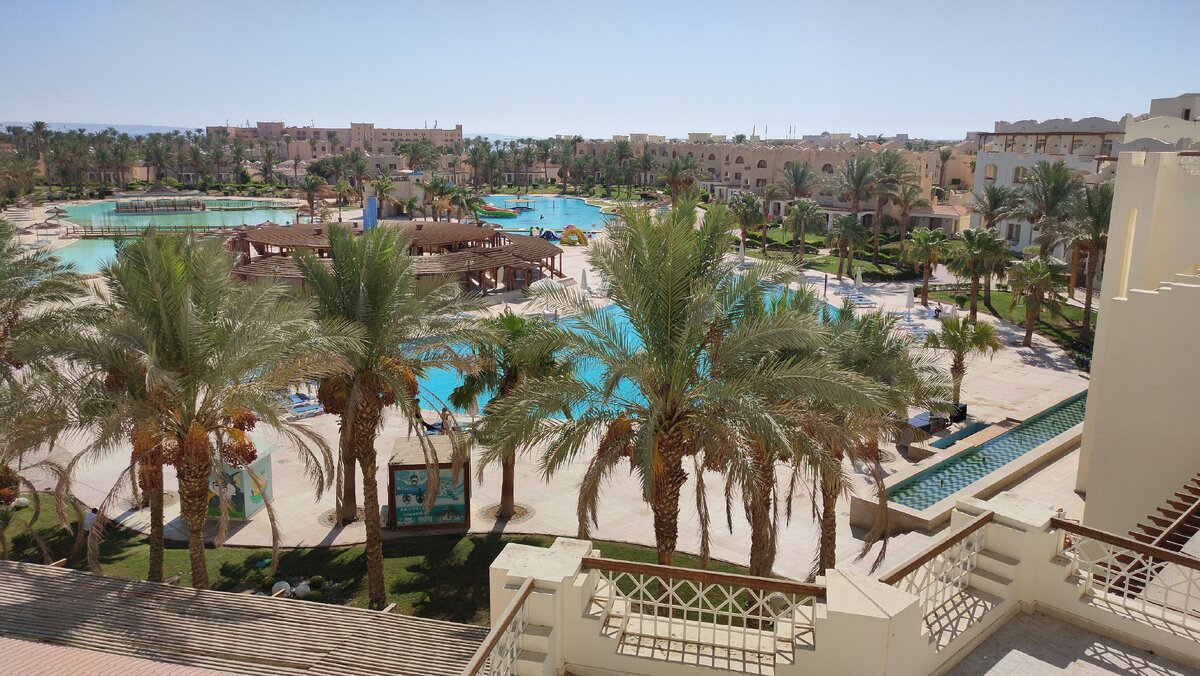 Территория отеля Royal lagoons