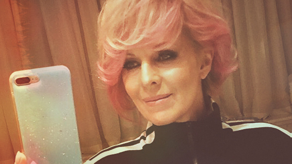 Наталья Ветлицкая не расстается с телефоном / источник фото: Яндекс.Картинки