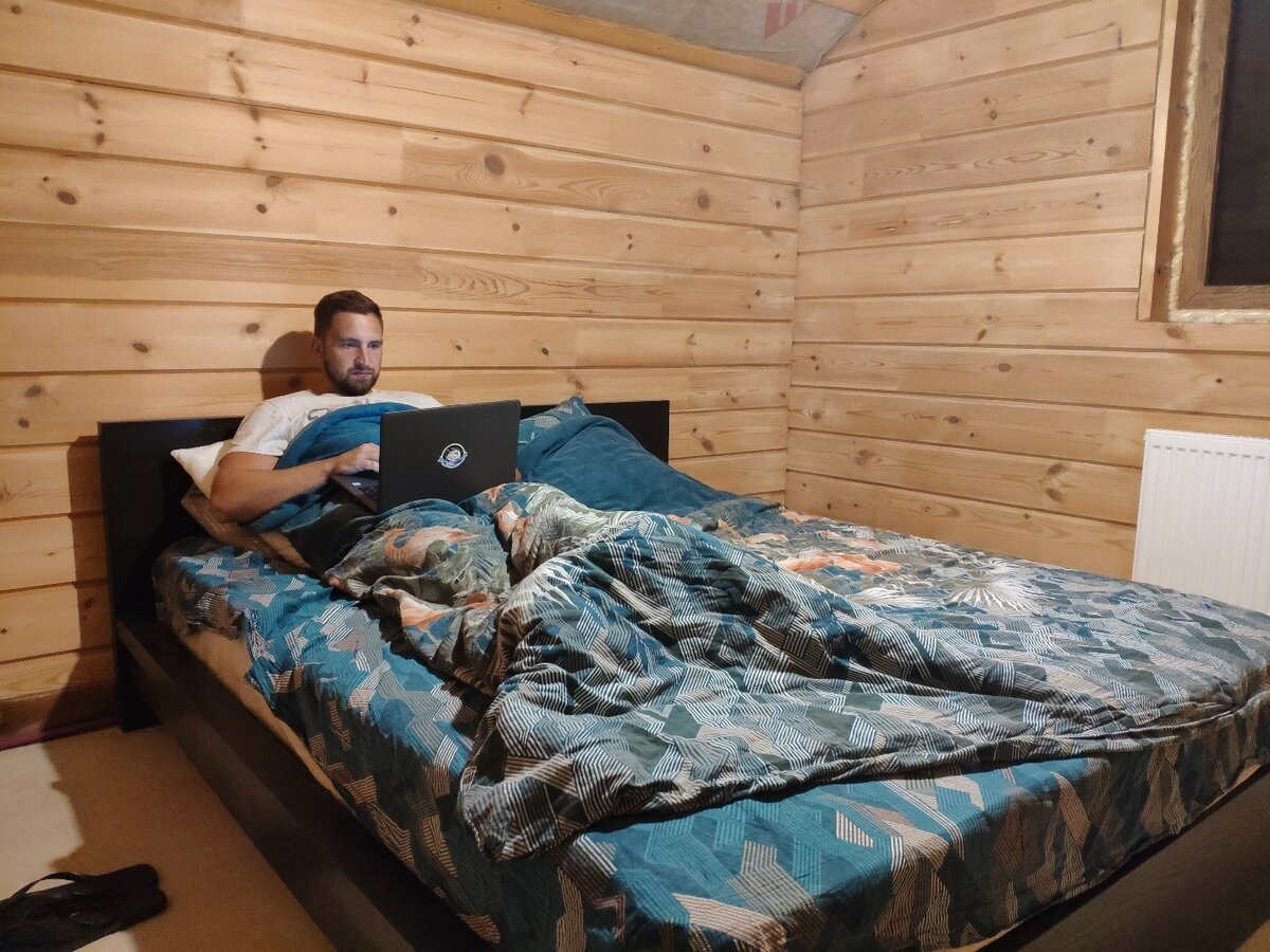 Вот так я работал в отпуске. Скажу честно, после 3 часов начинает затекать всё, что можно.