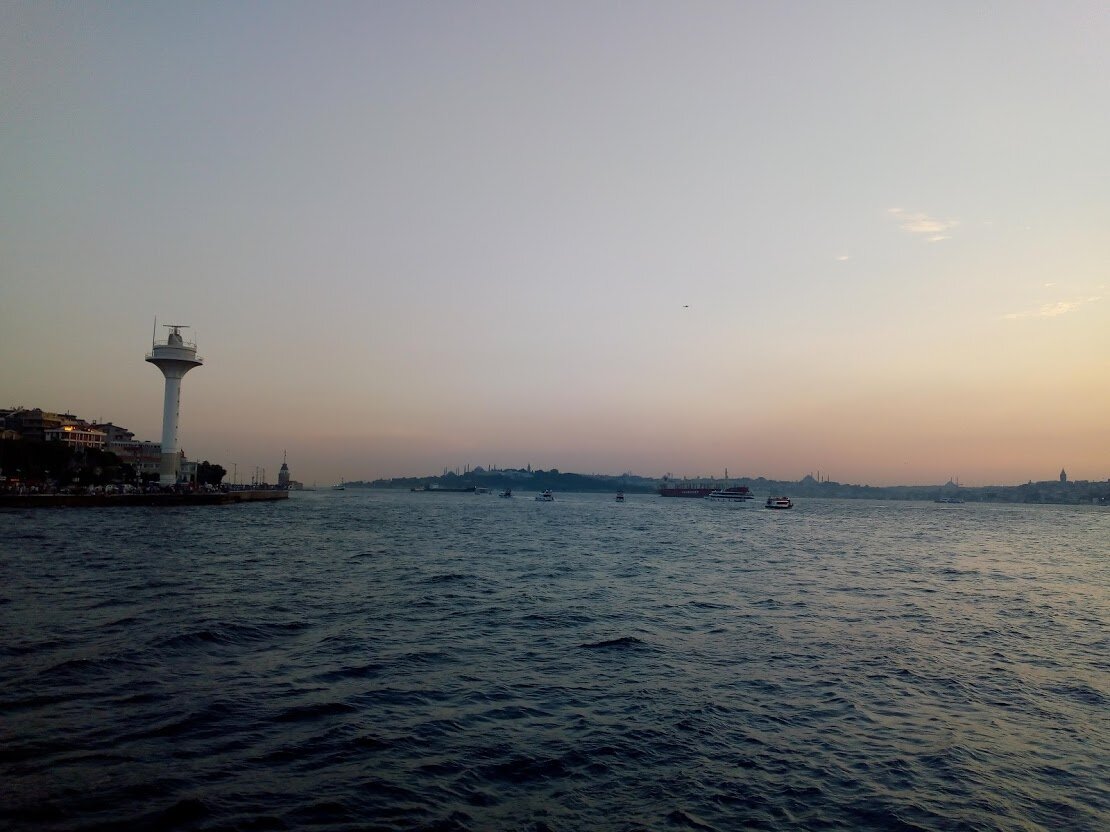 Этот небольшой маяк хорошо виден для кораблей, входящих в Босфор. Символ Ускюдара.