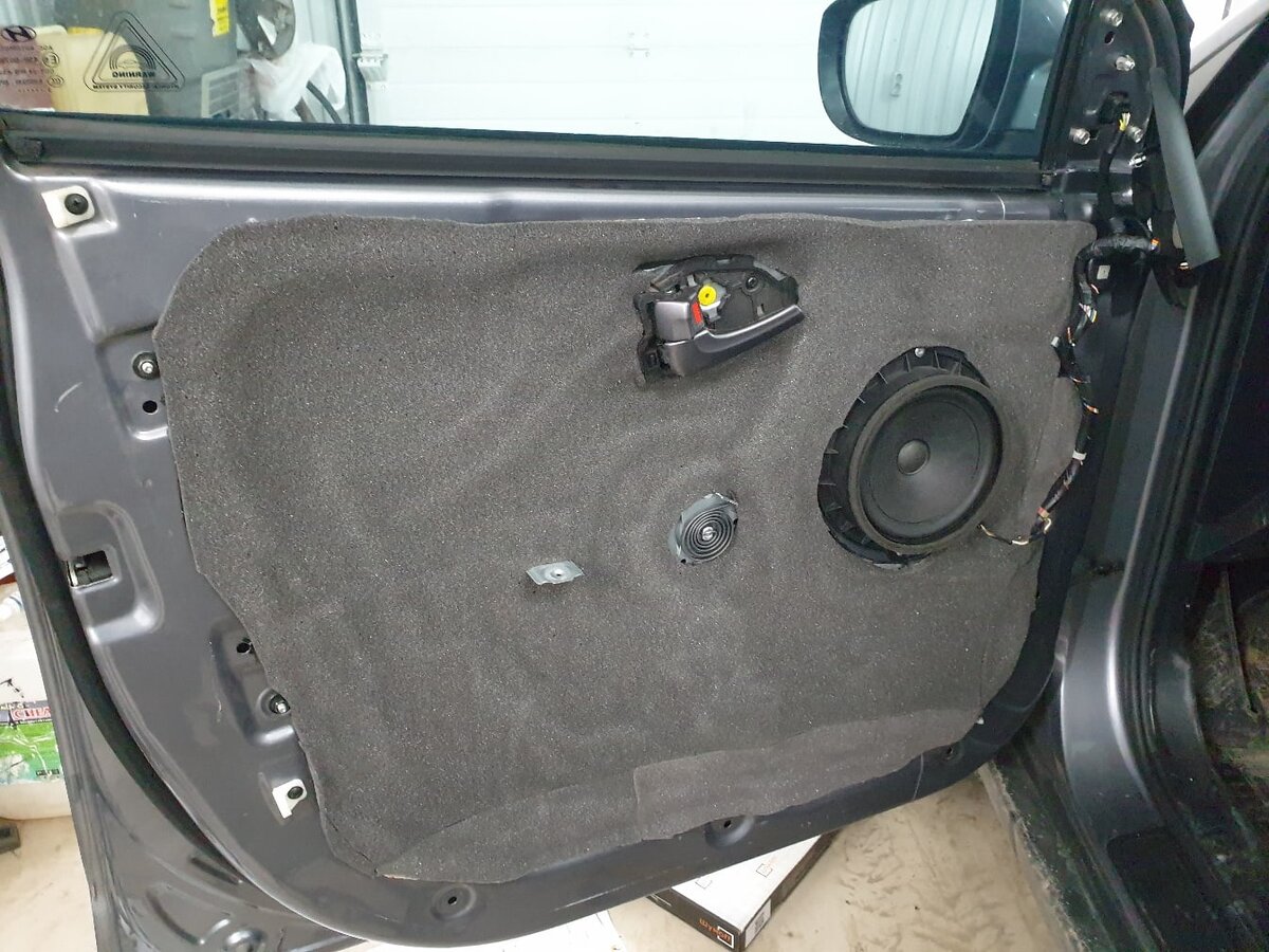 Вторым материалом используется шумопоглотитель Шумофф Герметон 7, который не смотря на небольшую толщину, за счёт большей плотности материала, Герметон 7 эффективен большинства губок, которые заметно толще.