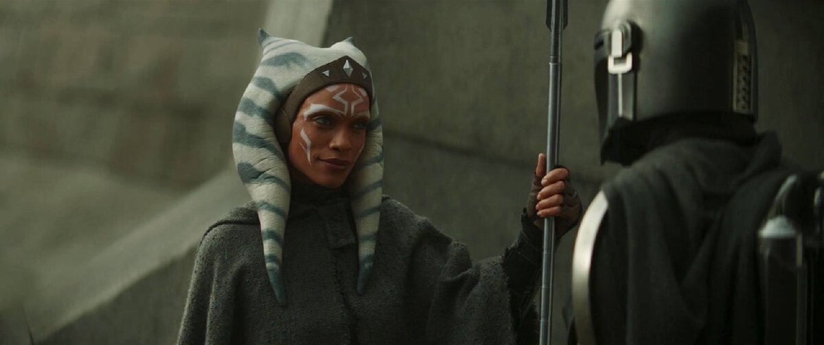 Подобную стратегию нельзя назвать паразитированием на былых успехах, ведь в отличие от подхода Дж.Джей Абрамса дуэт Джона Фавро и Дейва Филони (шоураннеры и авторы сценария, а также постановщики нескольких эпизодов) работает практически безотказно и понимает, что "процесс" нацелен на удовлетворение надеж огромного комьюнити, большая часть которого потеряла всякие надежды на достойные сиквелы от Диснея.